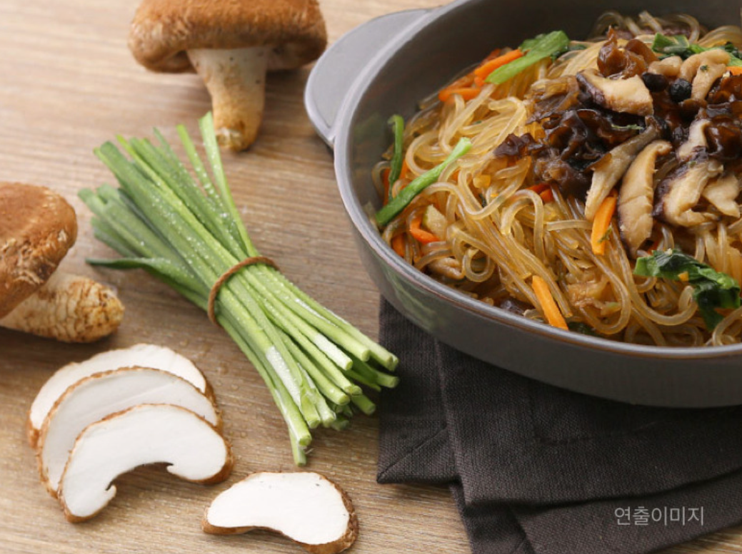 CJ-Stir Fried Glass Noodle with Mushroom 590g (3-4 portion)/CJ 비비고 버섯잡채 590g (3-4인분)